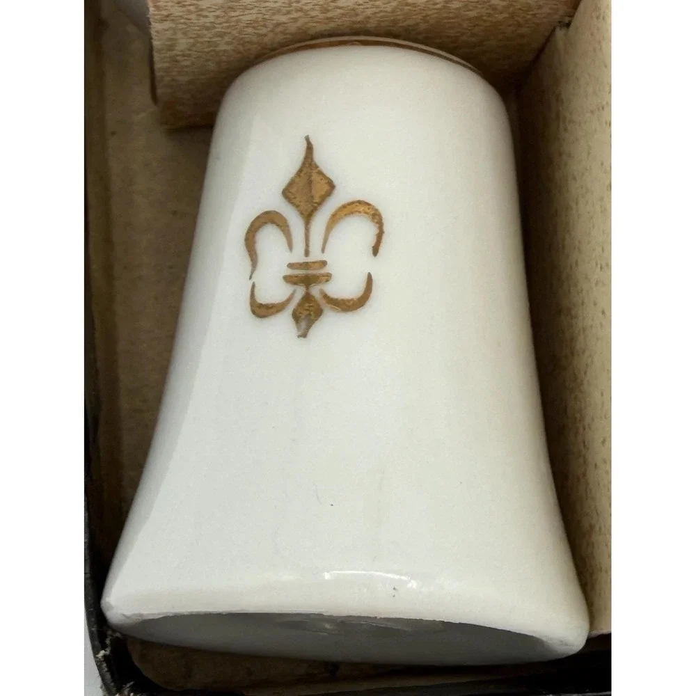 8 Single Salt & Pepper Shakers Set Japan Fleur-de-lis Gold Trim New Vintage NOS